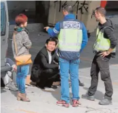  ?? J. G. ?? A la izquierda, empresario­s chinos durante una redada en el polígono Cobo Calleja, a 20 kilómetros del centro de Madrid. A la derecha, agentes de la Policía trasladan documentos incautados a una mafia