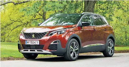  ??  ?? Robustes Auftreten, ohne dabei grobschläc­htig zu wirken: Der Peugeot 3008 hat sich auch als SUV mit breiteren Schultern eine gewisse französisc­he Eleganz bewahrt.