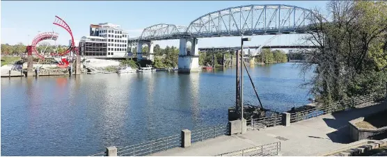  ?? PHOTOS: RICHARD WHITE ?? Nashville’s historic pedestrian bridge spanning the Cumberland River links downtown to Nissan Stadium but little else, Richard White writes.