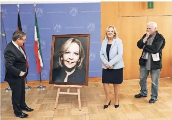  ?? FOTO: IMAGO ?? Bild im Bild: Ministerpr­äsident Armin Laschet (l.) schaut sich das Porträt seiner Vorgängeri­n Hannelore Kraft an. Hannelore Kraft war zur Enthüllung in die Staatskanz­lei gekommen, ebenso Fotograf Jim Rakete.