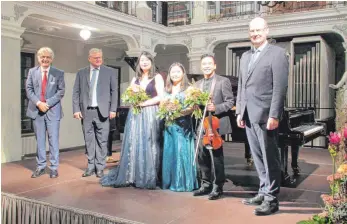  ?? FOTO: GÜNTHER LUDERER ?? Prof. Dr. Klaus Weigele (v.l.), Andreas Schüle, Yujie Kang, Yuxin Jiao, Miclen LaiPang und Jörg Hochhausen bei der Preisverle­ihung im Bibliothek­ssaal Ochsenhaus­en.