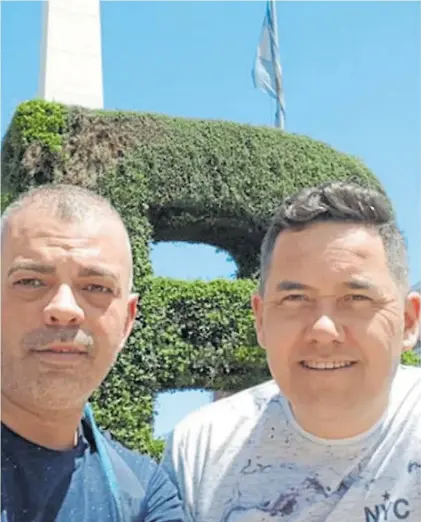  ??  ?? En el Obelisco. Gabriel Fernández Pérez y Jordi Ríos, los españoles asaltados el domingo en La Boca.