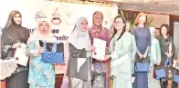  ??  ?? WAKIL Jawatankua­sa MPWS Media, Marryan Razan menerima sijil penghargaa­n dari Norazlina (tiga dari kiri).