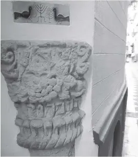  ??  ?? Säulenkapi­tell mit hebräische­r Inschrift am Museumsein­gang.