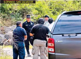  ??  ?? CRIMEN ILOPANGO, SAN SALVADOR ESCENA DE HOMICIDIO EN LA CARRETERA DE ORO, EN EL KILÓMETRO 17. UN HOMBRE QUE NO PORTABA DOCUMENTOS DE IDENTIDAD FUE ENCONTRADO MUERTO. LA PNC NO TIENE MAYORES DATOS SOBRE EL HECHO.