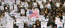  ??  ?? OMAR SOBHANI/REUTERS DI AFGHANISTA­N: Berbagai poster mengutuk keputusan AS yang mengakui Jerusalem sebagai ibu kota Israel dibawa para pengunjuk rasa di Kabul kemarin.