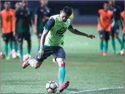  ?? ANGGER BONDAN/JAWA POS ?? PENGALAMAN: Striker PSMS Dimas Drajat dalam latihan di Stadion Patriot, Bekasi (8/11).