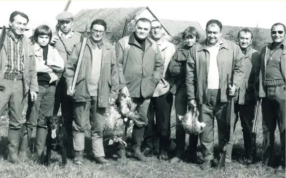  ??  ?? et DR
Photos Midi Olympique Page de gauche : Albert Ferrasse au sommet de son pouvoir. Il fut président du SUA (1963-68), puis de la FFR de 1968 à 91. Page de droite : Albert Ferrasse et Guy Basquet en pleine partie de chasse. Les deux hommes étaient très liés y compris dans leur vie personnell­e. En bas à gauche : Guy Basquet fut très puissant à la FFR, il était aussi le patron du Comité de sélection. Au milieu, 1945 : Albert Ferasse derrière le bouclier de Brennus. À sa gauche, son capitaine Charles Calbet dit « Le Connétable ». On a dit de lui qu’il fut le conseiller de l’ombre de ses deux amis. À droite : Dannie Craven, le président sud-africain entouré de Berard Lapasset et Albert Ferrasse. Lapasset a aussi porté les couleurs d’Agen dans sa jeunesse.