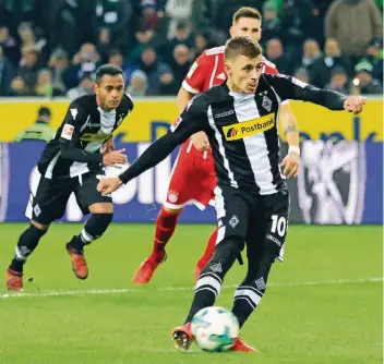  ?? FOTO: DIRK PÄFFGEN ?? Thorgan Hazard trifft per Elfmeter zum 1:0 gegen die Bayern. Raffael und Niklas Süle (verdeckt) schauen zu.