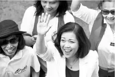  ?? — AFP photo ?? Philippine’s Chief Justice Maria Lourdes Sereno waves as she arrives for a press conference in Manila.