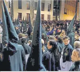  ?? ?? Vista desde la fila de nazarenos del numeroso público agolpado.