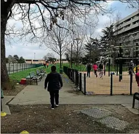  ??  ?? Un atelier sportif organisé au Tintoret par les bailleurs et la mairie.