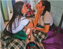  ??  ?? Clases. Cada participac­ión fue guiada con asesorías de teatro y maquillaje proporcion­adas por Óscar Guardado.