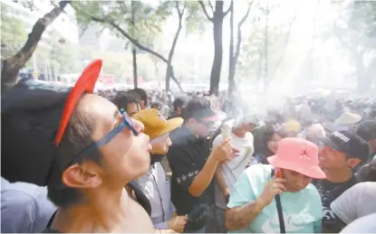  ??  ?? En el parque Luis Pasteur no faltaron las personas que prendían un porro, además de la venta de productos derivados de la marihuana.