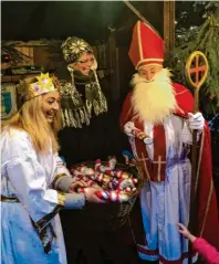  ?? ?? Der Nikolaus und sein Engel kommen am Sonntagnac­hmittag auf den Helmut‰haller‰platz, um Süßigkeite­n an die Kinder zu verteilen.