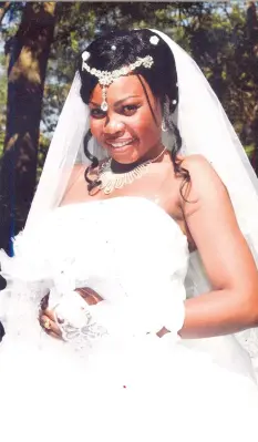  ??  ?? Our Bride of the Week is lovely Leonarah Panashe Muchemwa, eldest daughter of Mr E. and Mrs M. Muchemwa of Budiriro 3, Harare, who married Takunda Victor Madongonda, second son of Mr D. T. and Mrs S. C. Madongonda of Nyanga. Their cake (below)...