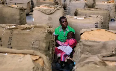  ?? PICTURE: REUTERS ?? WAITING: Pauline Kabayahwar­o, a farmer, and her 2-year-old daughter, Liconet, at the Tobacco Sales Floors in Harare.