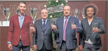  ??  ?? BRINDIS NAVIDEÑO. Ramos, Florentino, Benítez y Marcelo brindaron por los éxitos en 2016.