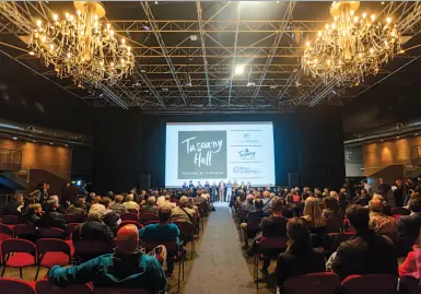  ??  ?? Un momento della presentazi­one del nuovo nome dell’Obihall. Sul soffitto i lampadari messi all’asta da Jovanotti per beneficenz­a