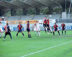  ??  ?? In campo Una partita del Südtirol contro il Gubbio allo stadio Druso