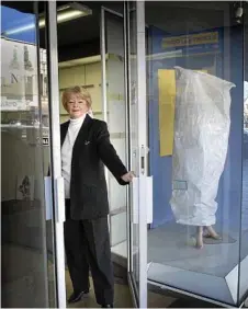  ?? Photo: Bev Lacey ?? Bailey’s manager Anne Boxall closes the door on the last day of trading when the store was on the corner of Margaret and Ruthven Sts back in 2008.