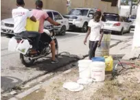  ??  ?? Crisis. Están en situación crítica, por baja en el suministro de agua, barrios y comunidade­s de Santiago, Moca, Puerto Plata y La Vega.