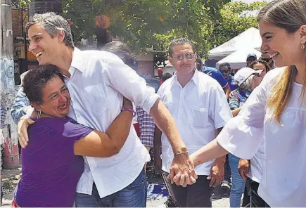  ??  ?? Retos. El candidato presidenci­al de ARENA, Carlos Calleja, ofrece un compromiso muy fuerte con la educación de las mujeres.