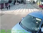  ??  ?? El autobús de la Línea 7 del Metrobús se impactó con un vehículo compacto color azul en avenida Misterios y Ricarte, cuando el automóvil dio una vuelta prohibida e invadió el carril exclusivo.