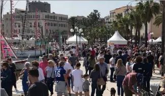  ??  ?? Le port et les rues piétonnes n’ont pas désempli pendant quatre jours, du  au  mai. Just’Sanary estime à plus de   le nombre de visiteurs.