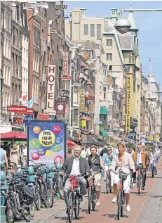  ?? FOTO: IMAGO ?? In den Niederland­en haben die Geschäfte sonntags geöffnet. Dann werden die Straßen, wie hier in Amsterdam, auch von vielen Deutschen bevölkert.