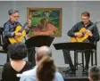  ??  ?? Johannes Stickroth und Holger Marschall zupften ihre Gitarren im Lettl-museum.