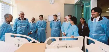  ?? BERNAMA PIC ?? Prime Minister Tun Dr Mahathir Mohamad visiting the Cardiac Vascular Sentral Kuala Lumpur private hospital yesterday.