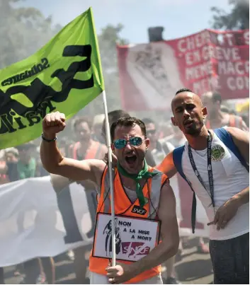  ?? PHOTO AFP ?? Les cheminots étaient très présents lors des manifs d’hier, comme celle-ci à Paris, au lendemain de la promulgati­on de la loi qui réforme la Société des chemins de fer.