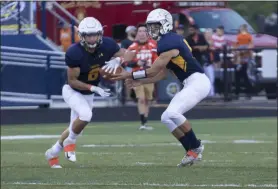  ?? JENNIFER FORBUS — FOR THE MORNING JOURNAL ?? North Ridgeville quarterbac­k Tyler Richmond, right, hands off to running back Shane Swindig on Sept. 13.