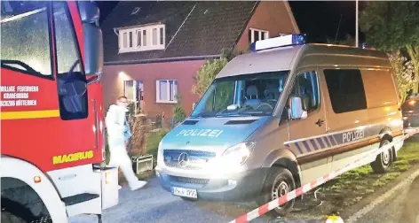  ?? FOTOS (2): GUIDO SCHULMANN ?? Feuerwehr und Polizei sicherten den Bereich rund um das Einfamilie­nhaus an der Dorfstraße ab. Die B 9 wurde für drei Stunden gesperrt.