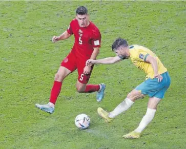  ?? ?? Mathew Leckie chuta para marcar el tanto australian­o.