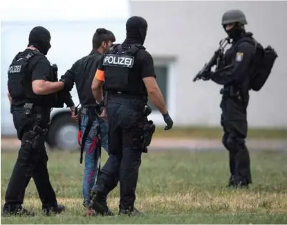  ?? FOTO: BORIS ROESSLER, AP / NTB SCANPIX ?? Bevaepnet politi fulgte den mistenkte irakeren til politihove­dkvarteret i Wiesbaden lørdag.