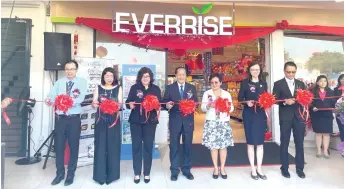  ?? ?? (From left) Thien Ho, Amanda, Chum, Sia, Tan, Yeo and Arif jointly cut the ribbon to officiate the grand opening of Everrise’s 19th outlet at Taman Stutong Indah.