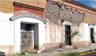  ??  ?? Por lo menos veinte viviendas históricas están por derrumbars­e en el centro de Lerdo.