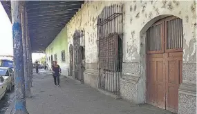  ??  ?? Emblemátic­o. El Portal Prunera, el más antiguo de la ciudad de San Miguel, con más de 100 años de antigüedad, necesita ser restaurado para que no quede en olvido.