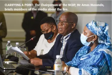  ?? ?? CLARIFYING A POINT: The Chairperso­n of the NCOP, Mr Amos Masondo, briefs members of the media about the fire.