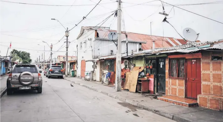  ??  ?? ► El gobierno catastró la propiedad de las viviendas de la Legua Emergencia, donde muchas casas son utilizadas por el narcotráfi­co. REACCIONES