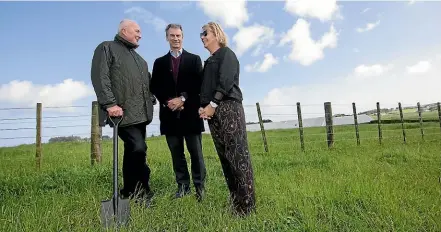  ?? ANDY JACKSON/STUFF ?? Summerset’s general manager of developmen­t Aaron Smail, centre, approached landowners Warren and Claire Bolton to purchase the site for the new retirement village.