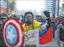  ?? ?? El Capitán América con máscara antigás cubría a los manifestan­tes con su escudo, en primera línea.