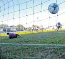  ?? ARCHIVO LA NUEVA. ?? Adiós al maleficio. El quinto gol de Gastón Santillán fue en el Fortín. Y de penal, al palo opuesto del golero Misael Petercic.