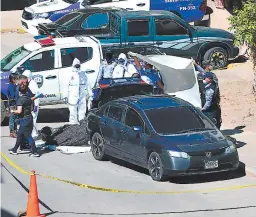  ?? FOTO: EL HERALDO ?? El cuerpo estaba adentro del carro, dejado en el mercado La Isla.