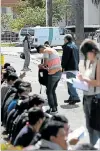  ??  ?? California. Voluntario­s ayudan a los indocument­ados en la estación.