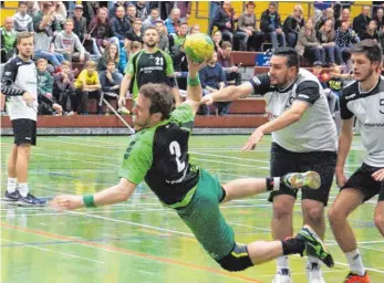  ?? FOTO: ROLAND HABEL ?? Der TV Spaichinge­n will am Samstag seinen guten Lauf in der Handball-Bezirkskla­sse im Heimspiel gegen den TV Hechingen fortsetzen. Unser Bild zeigt Daniel Koscher, der zum jüngsten 30:20-Sieg gegen die HSG RietheimWe­ilheim II (Spielszene) vier Tore...