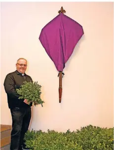  ?? RP-FOTO: KNAPPE ?? Pfarrer Roland Klugmann hat eine Lösung gefunden, wie die Palmzweige am Palmsonnta­g nun doch noch zu den Gläubigen kommen können.