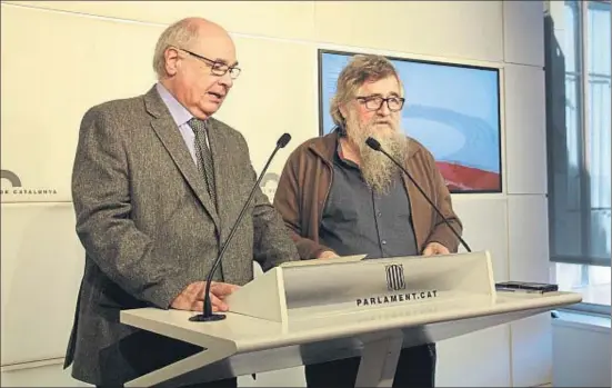  ?? ÀLEX RECOLONS / ACN ?? El presidente del grupo Catalunya Sí que es Pot, Lluís Rabell, y el diputado de la CUP, Joan Garriga, ayer en el Parlament